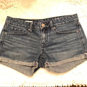 Gap 26/2 comfy & cute jean shorts semi distressed